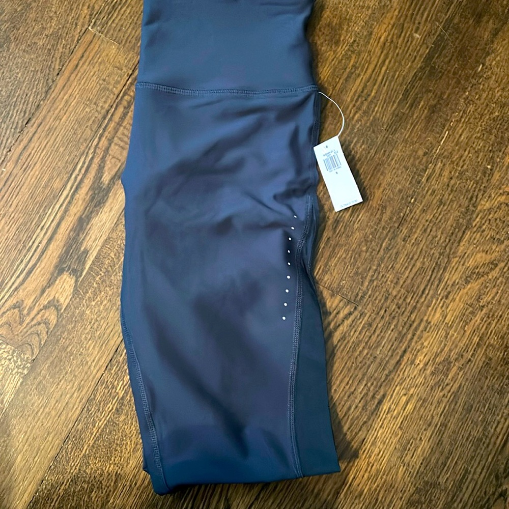 Brand new women’s Old Navy powersoft leggings color is navy